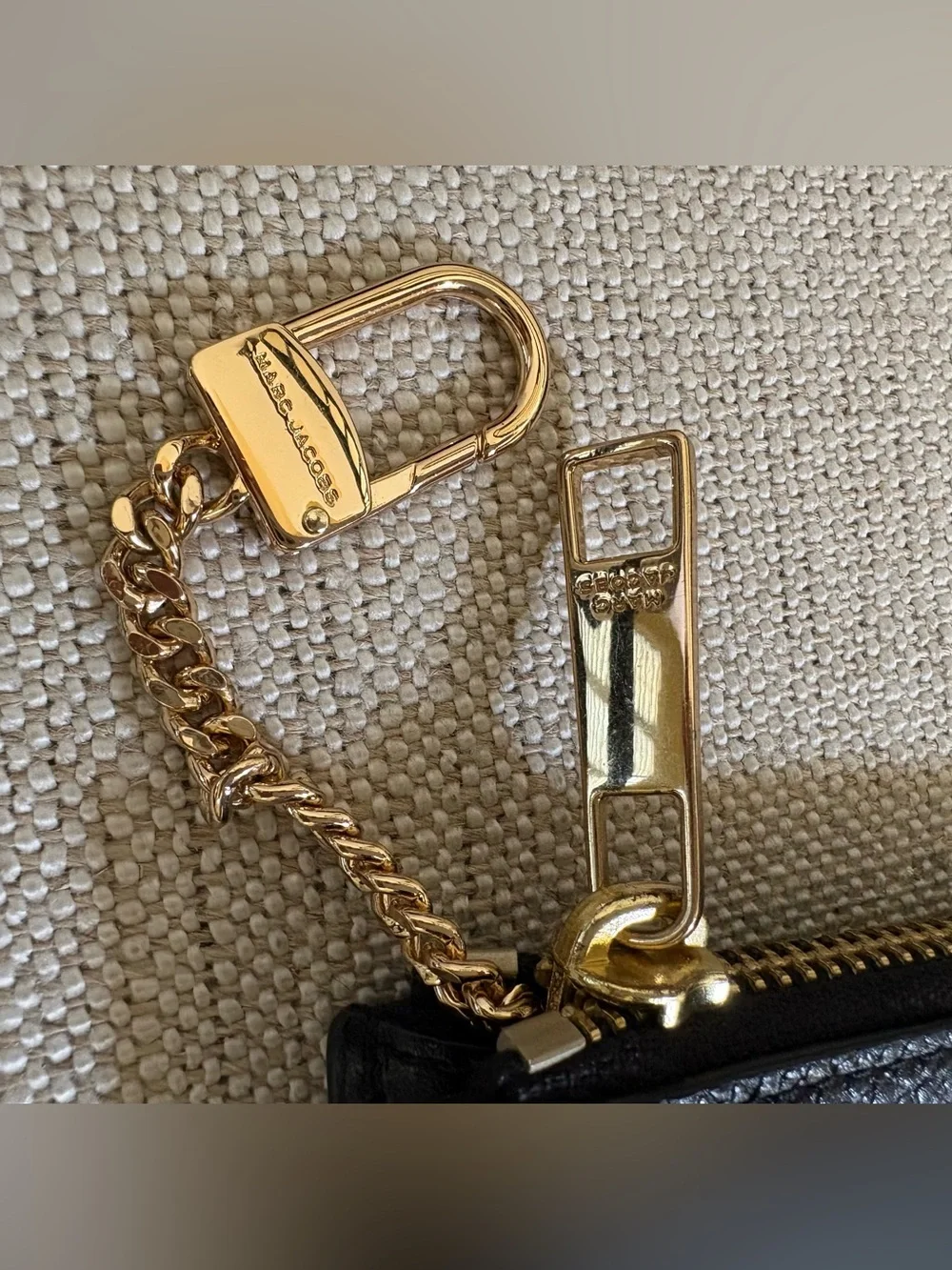 Marc Jacobs Groove Top Zip Wristlet Black Leather Card Holder Wallet Gold Chain